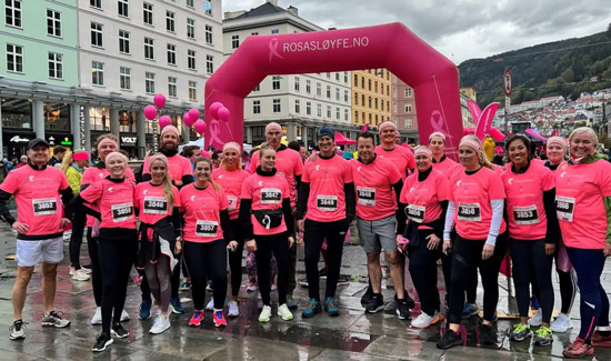 Gruppebilde rosa sløyfe løpet